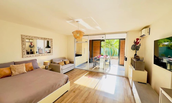 Tahiti Apartamento | Cozy apartment steps away from the beach, supermarket, and bakery.