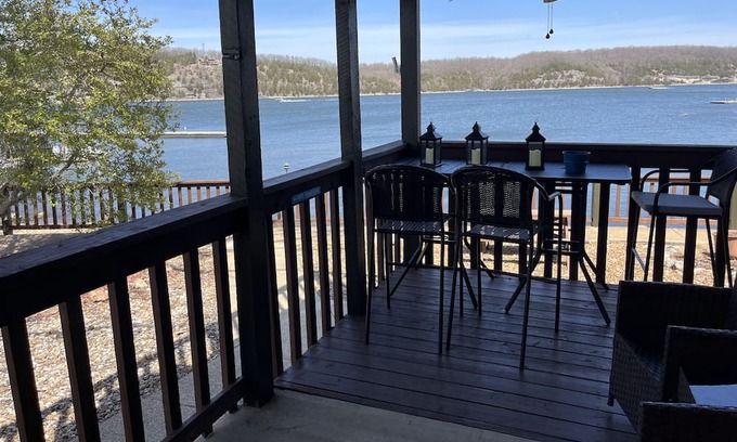 Lake of the Ozarks Condominio | GROUND LEVEL Walk right out and in Unit POOL/DOCKS Corner unit see 180 degree