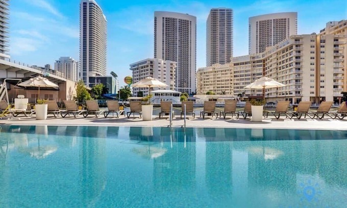 Hallandale Beach Apartamento | Pool + Infinity View-Balcony-Gym