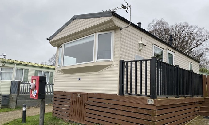Leven Cabina | Beautiful 2-Bed Caravan situated near Leven, Fife