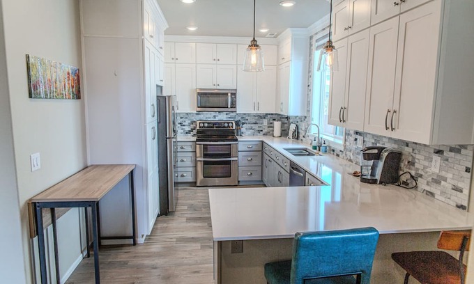 Enumclaw Apartamento | Modern 1 Bedroom Attached Apartment with separate driveway and entrance.