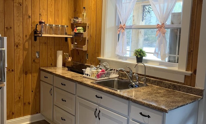 North Kawartha Cabina | Cozy Gateway on Eels Lake