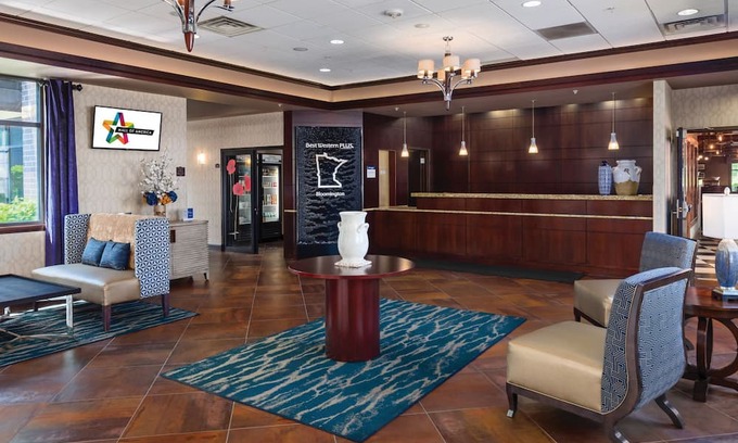 South Loop Casa | Adventure & Relaxation: Stylish Rooms with Pool & Fitness Center