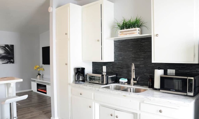 El Segundo Casa | Coastal Charm Retreat: 2bdr, Fully Private Guesthouse 10mins to LAX, Beach, SoFi