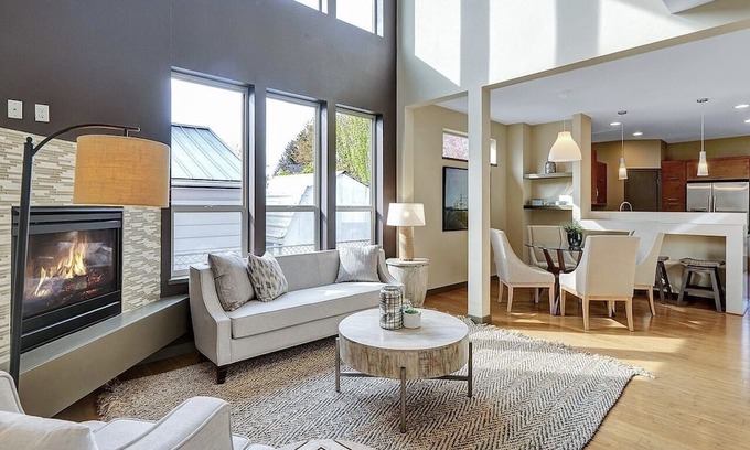 St. Johns Casa | Luxury Loft in Vaulted Townhouse
