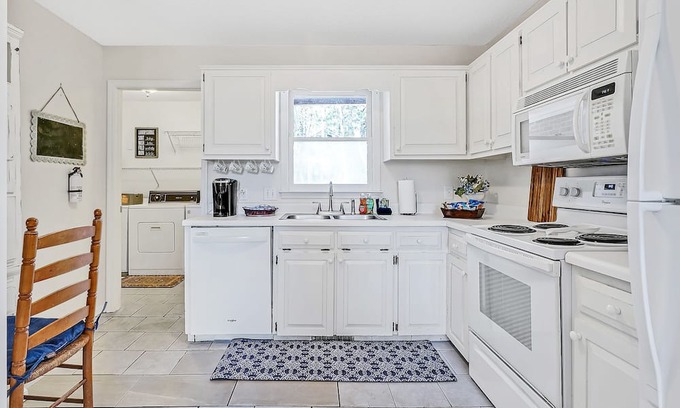 Myrtle Grove Casa | Golden Retreat 3Br/2Bath near Carolina Beach and parks!