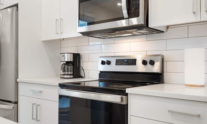 Bridgeland Casa | Discover Luxury With King Bed and Free Parking in Bridgeland