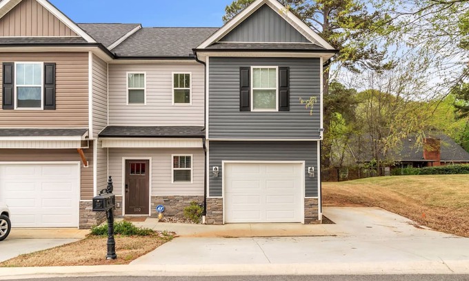 Anderson Casa | Charming Townhome near Downtown Anderson