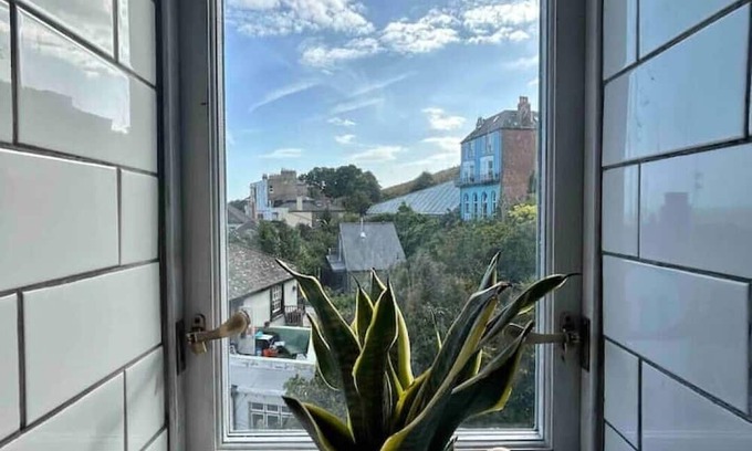 Old Town Hastings Apartamento | Eagles Nest: Heart of Old Town with stunning views