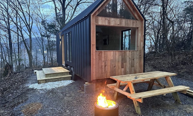 Sevierville Casa | Cozy new modern tiny home/River view/Prime location Downtown Sevierville, TN