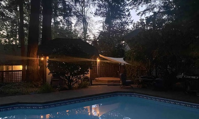 Surrey Cabaña | ZEN COTTAGE, HOT TUB AND RELAX