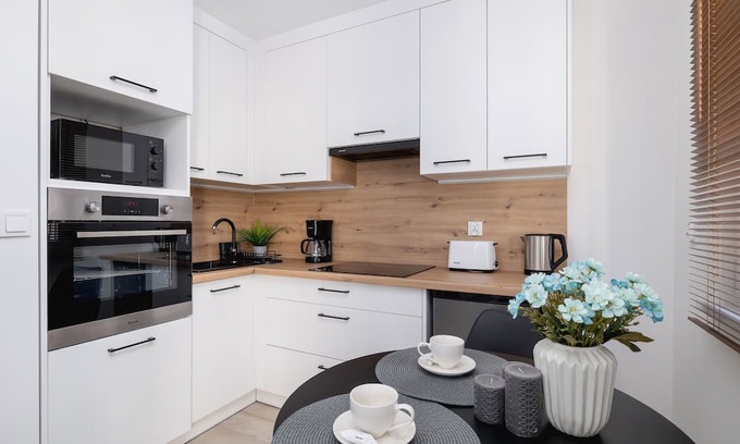 Katowice Apartamento | Studio With Desk in Katowice by Renters
