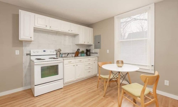 West Central Apartamento | Sleepover: Endearing 1BD/1BA Downtown Springfield