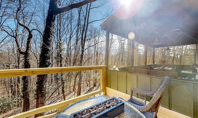 Hayesville Cabina | Dog-friendly hillside cabin with porches & mountain/forest views