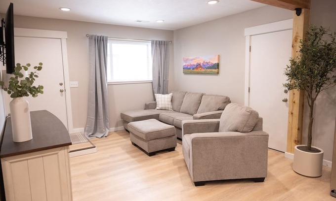 Frontier Condominio | Discover Adventure in Kemmerer, WY! Remodeled VRBO with Attached Garage!