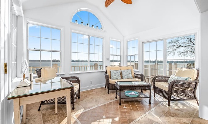 Coldwater Cabaña | NEW- Pearl Beach Lakefront, Gorgeous View & Sandy Beach - Perfect for Gatherings