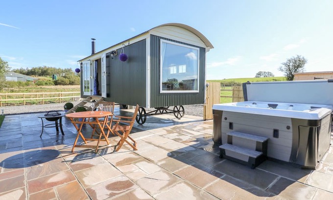 Pontrhydfendigaid Cabaña | CWT Y GORS, pet friendly, with hot tub in Pontrhydfendigaid