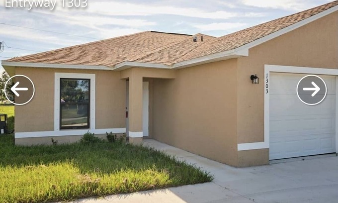 Cape Coral Casa | NEW 3 Bed 2 Bath with Full Size Kitchen Vacation Home - Free Wifi and Parking