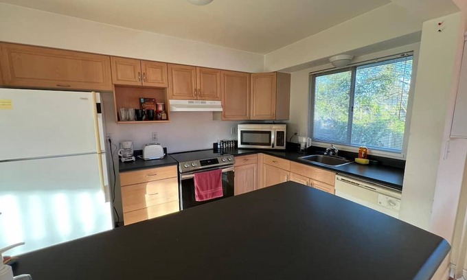 Delta Casa | Cheap Cozy Large Well Furnished Bedroom Available