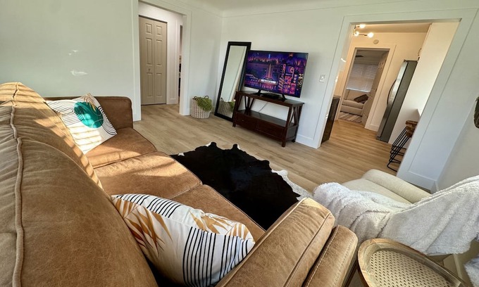 St. Petersburg - Clearwater Casa | Hampton Hideaway in Saint Pete with WiFi, smart TVs, firepit, & free parking!
