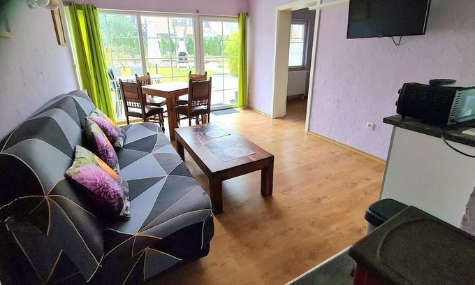 Joachimsthal Apartamento | Apartment 'Bungalow Grün 2 Schlafzimmer' with Private Terrace, Shared Garden and Wi-Fi