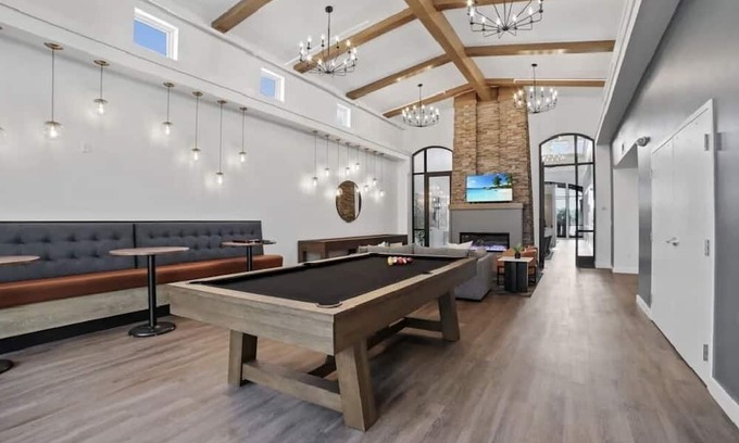 West Bloomington Condominio | Balcony Haven: Clubhouse, VR, Parking, Champagne, & more- A Perfect Spring!