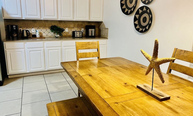 Corpus Christi Casa | Breezeway Upscale 3 Bedroom Close to Beach Townhouse with Garage/Pool sleeps 8