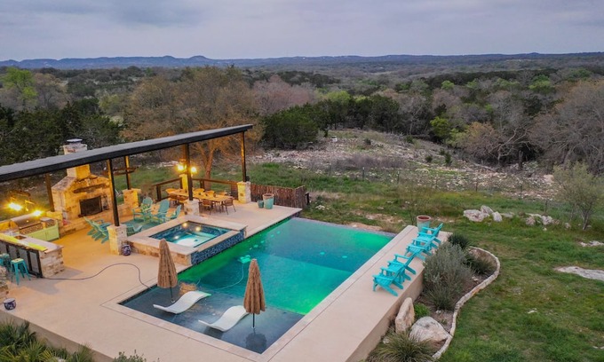 Boerne Casa | Texas Eclipse Pool party