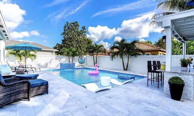Homestead Casa | Modern house/sleeps 8/heated pool/lux backyard/Everglades/Keys