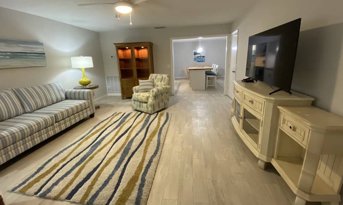 Rock Ridge Apartamento | Spacious 2BR/2BA 5 min to beach with yard and garage