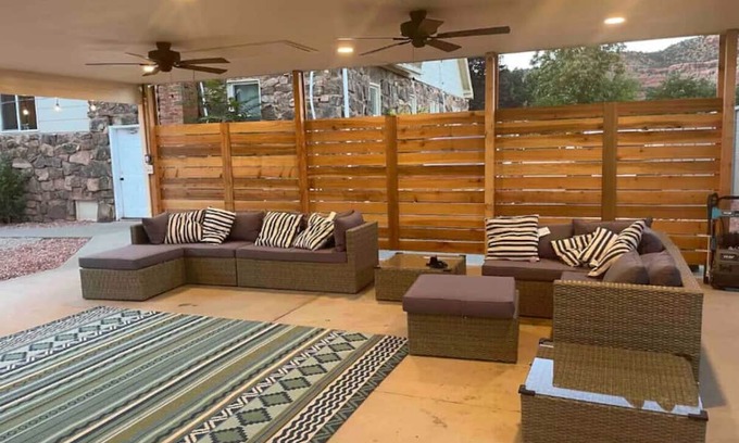 Kanab Casa | WHOLE HOTEL|Hot Tub|Hammocks|Venture Base Hotel
