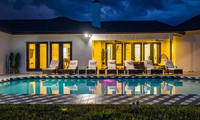 Hunt Club Casa | Modern Luxurious Pool Estate!