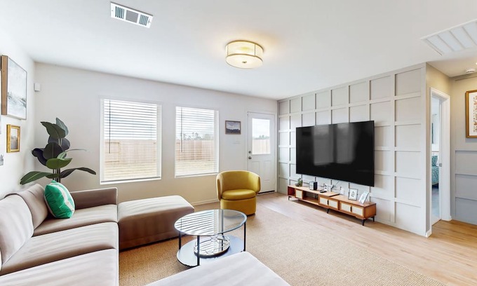 Willis Casa | Stylish & spacious getaway with large fenced yard & W/D - near lakes & golf