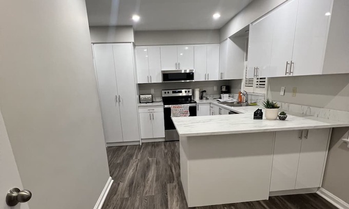 Midtown Toronto Casa | No stairs / Renovated 3-Bedroom free Wifi,Parking