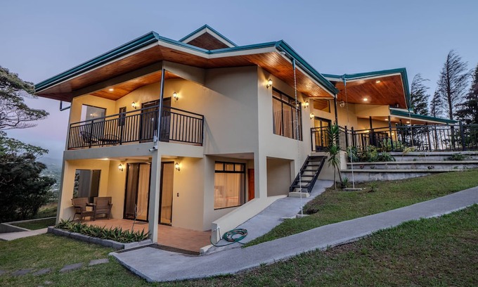 Sierra Casa | Modern and Spacious near Monteverde Reserves, Zip Lines, Waterfalls & Wildlife!