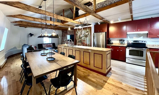 Saint-Jean-Baptiste Apartamento | Nice condo with mezzanine floor and terrace.
