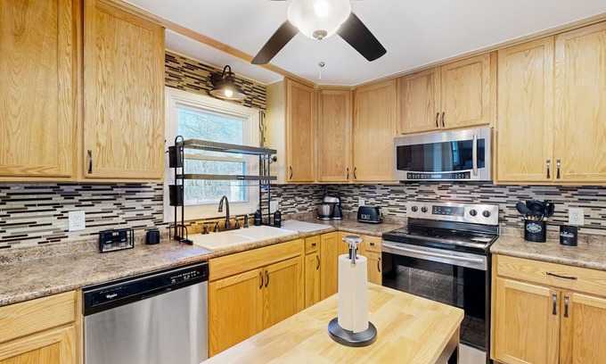 Converse Casa | Renovated Upcountry home with sun room, fireplace, & central AC