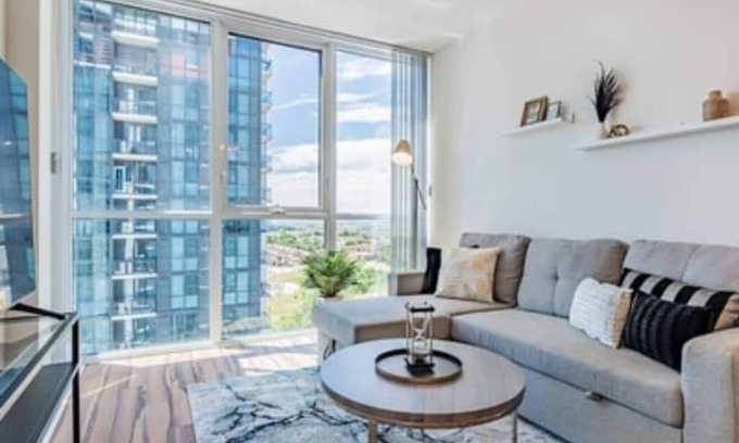 Hurontario Condominio | ELEGANT 1+DEN CONDO, PARKING, BALCONY, CITY VIEW