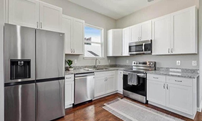 Mid-City Casa | Enormous Colorful New 6br Pad w/ Parking