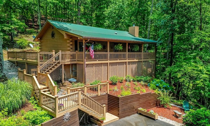 Ellijay Cabina | Escape to the Goldfinch Cottage. A haven where relaxation meets natural beauty.