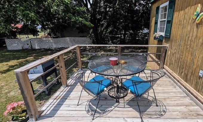 Davis Cabina | The Doll House - beautifully decorated cabin for up to four guests
