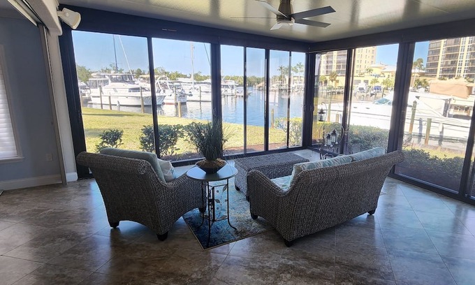 Burnt Store Marina Condominio | Harbor views and sunsets from the point!