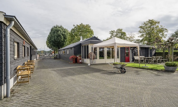 Wanroij Otro | Cozy Farm Stay With Lots of Space for Relaxing