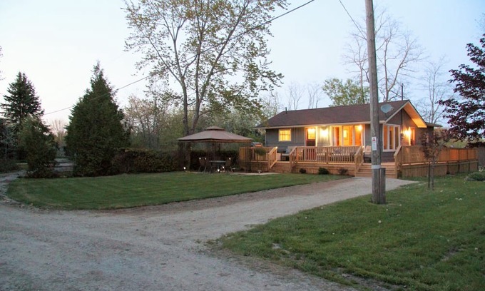 Port Albert Cabaña | Lake Street Cottage in Port Albert is ideal for a quiet, relaxing vacation.