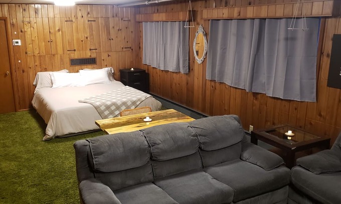 University District Casa | Cozy Quiet Den Close to Activities, Close to Town/Food/Fun