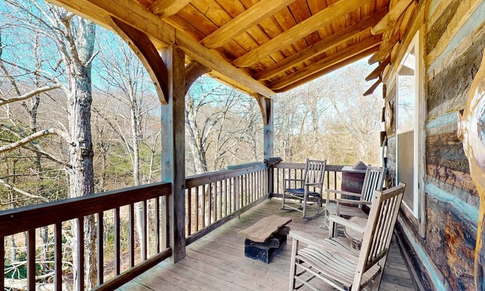 Vesta Cabina | Appalachian-style log cabin with amazing Dan River views - dog-friendly