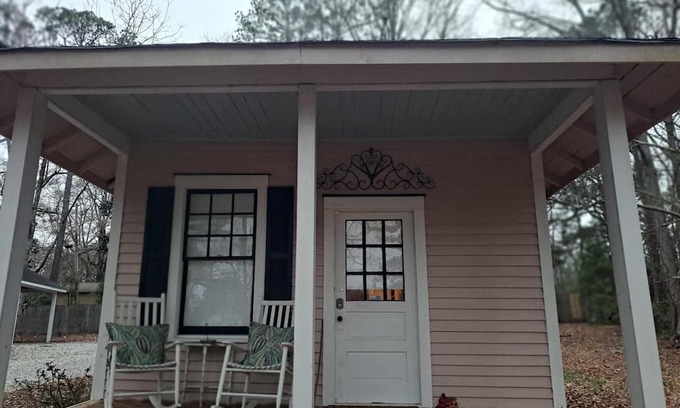 Hamilton Cabaña | Aunt Stella's Cottage in downtown Hamilton just 10 miles from Callaway Gardens