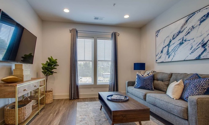 Nashville Apartamento | New* East Nash - King Bed, Short Drive to Dwntwn!