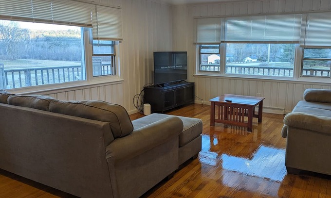 East Haven  Rutland County Casa | Huge four bedroom ranch with new Hot springs, hot tub 20 minutes to killington