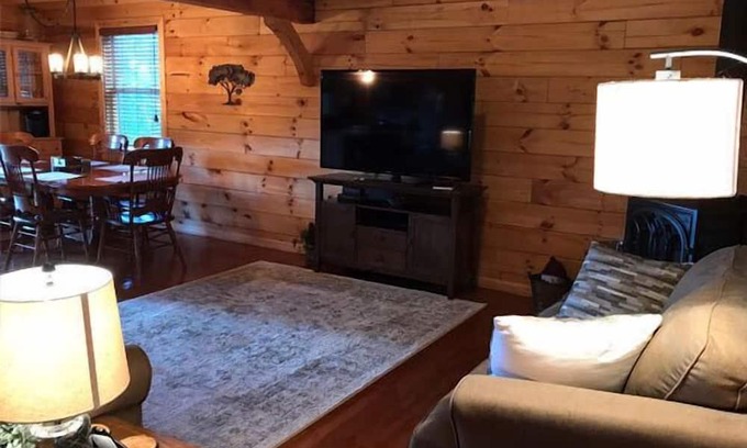 Stanardsville Cabina | The Getaway | 4 Bed, 3 Bath